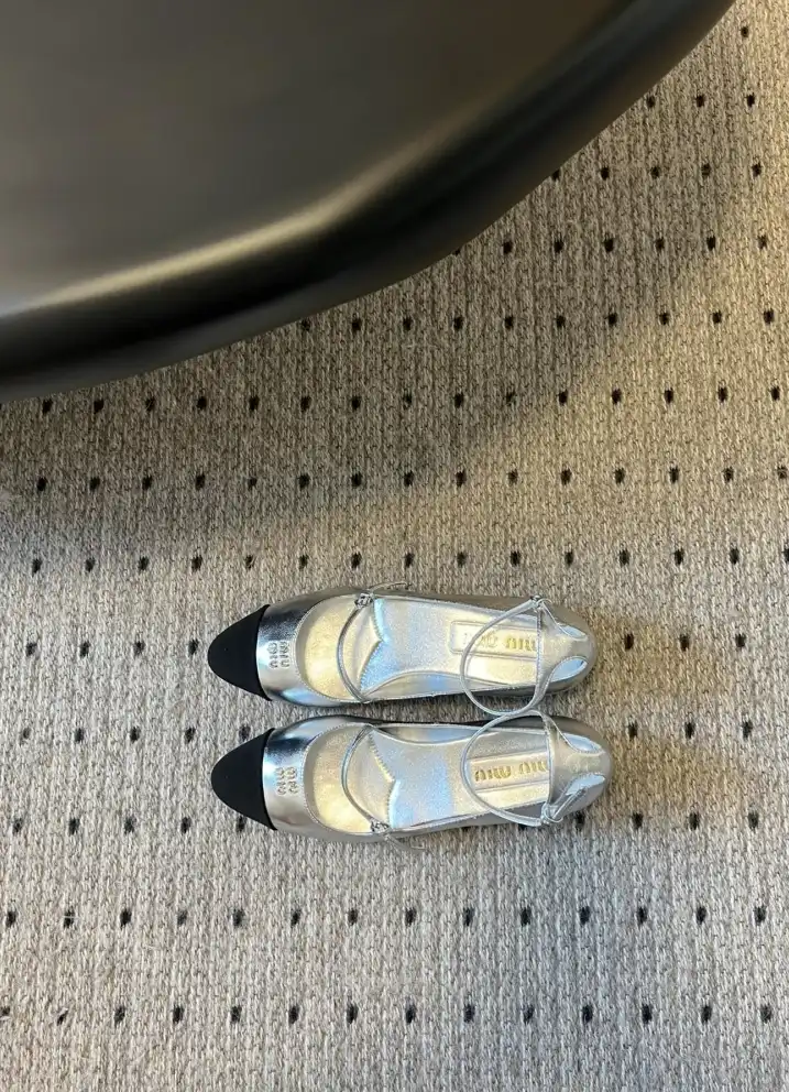 hype Miu Miu flat shoes