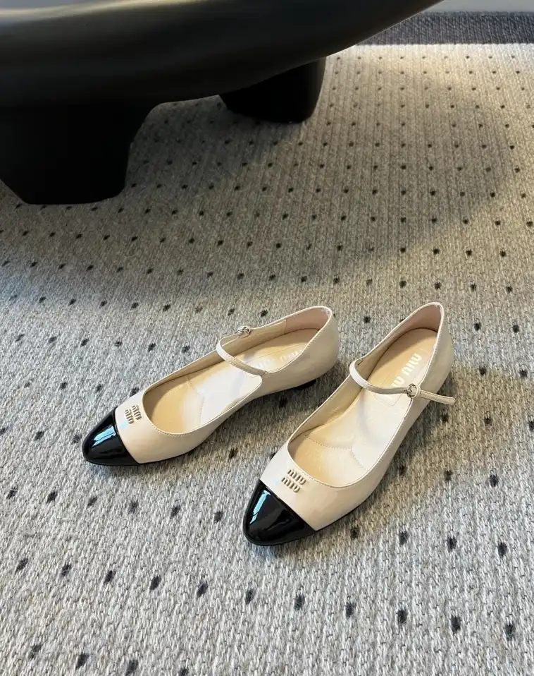 hype Miu Miu flat shoes