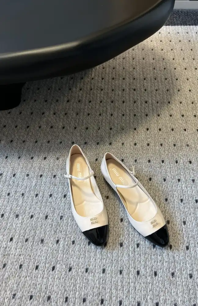 hype Miu Miu flat shoes