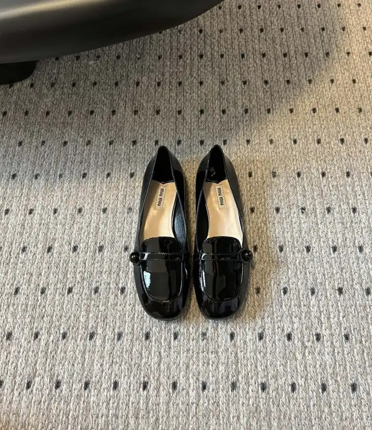 hype Miu Miu flat shoes