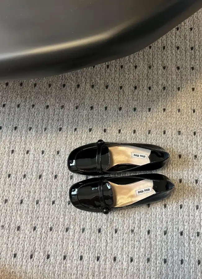 hype Miu Miu flat shoes