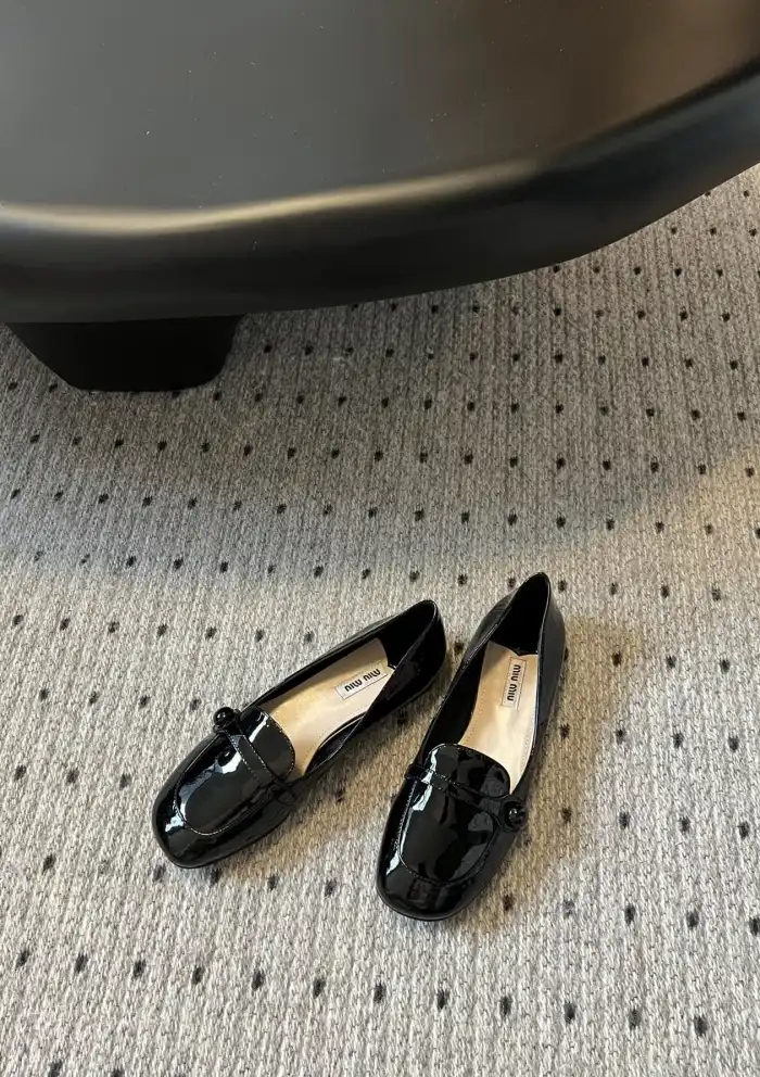 hype Miu Miu flat shoes