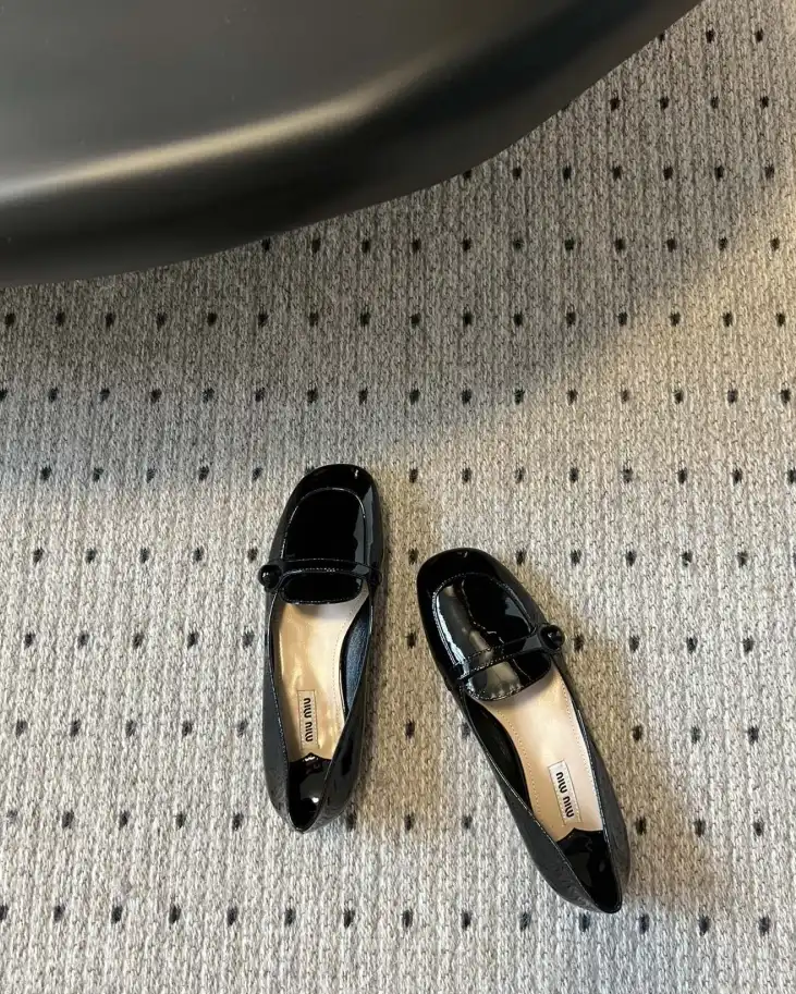 hype Miu Miu flat shoes