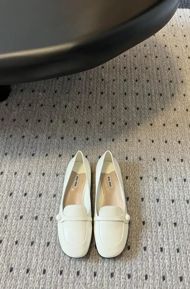 hype Miu Miu flat shoes