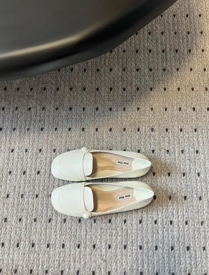 hype Miu Miu flat shoes