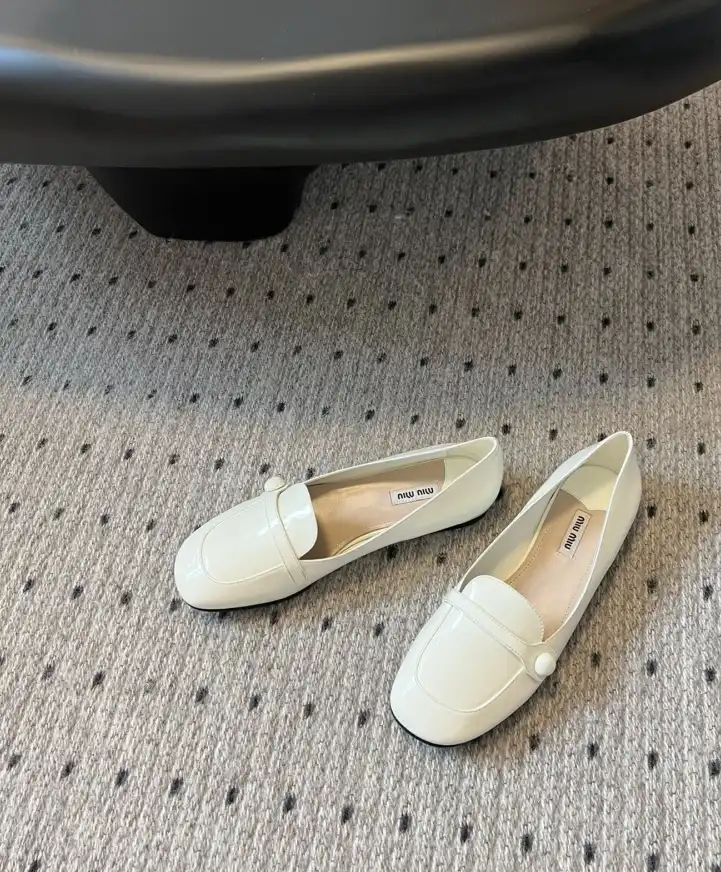 hype Miu Miu flat shoes