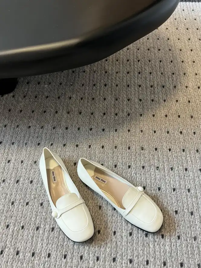 hype Miu Miu flat shoes