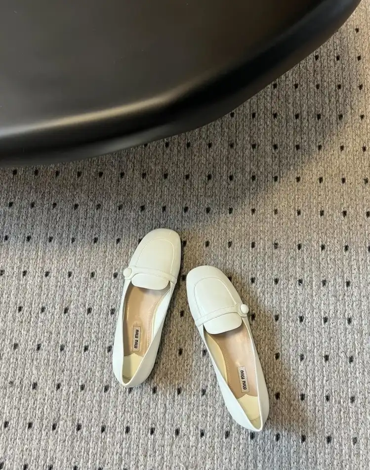 hype Miu Miu flat shoes