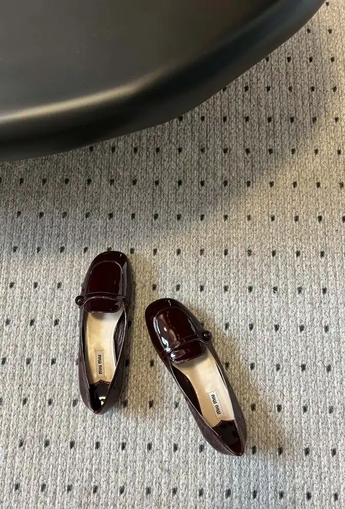 hype Miu Miu flat shoes