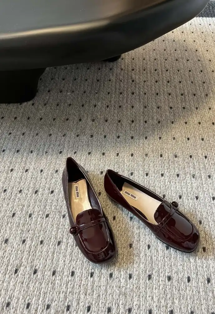 hype Miu Miu flat shoes