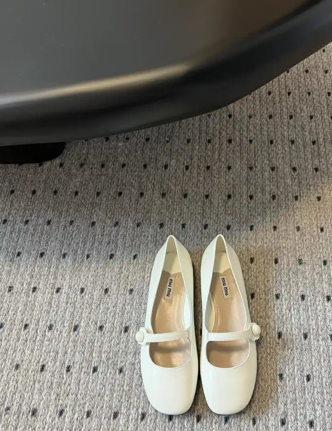 hype Miu Miu flat shoes