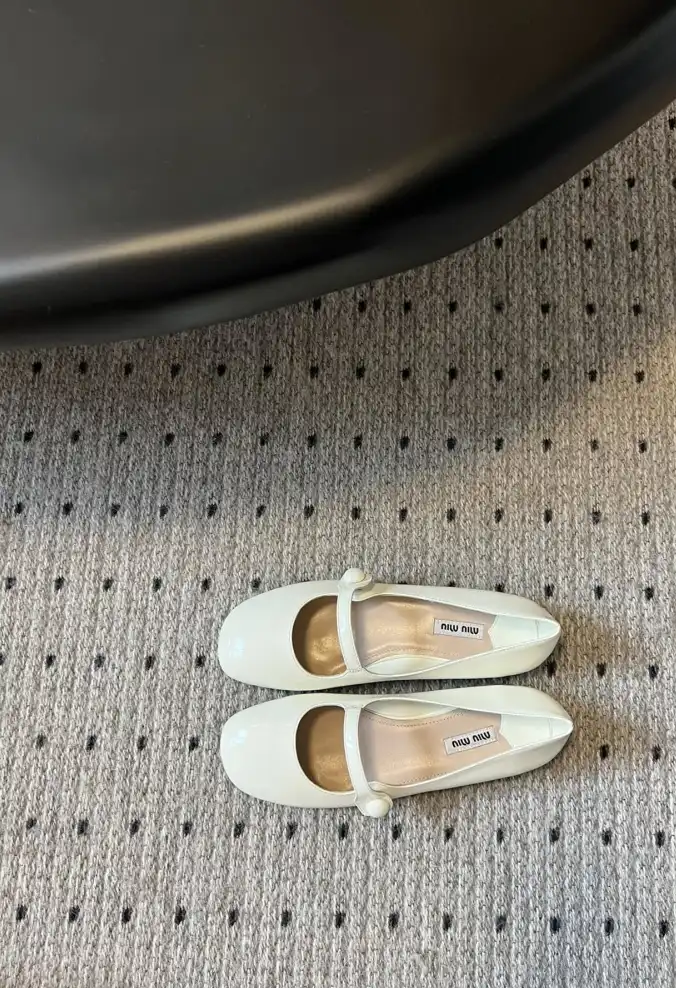 hype Miu Miu flat shoes