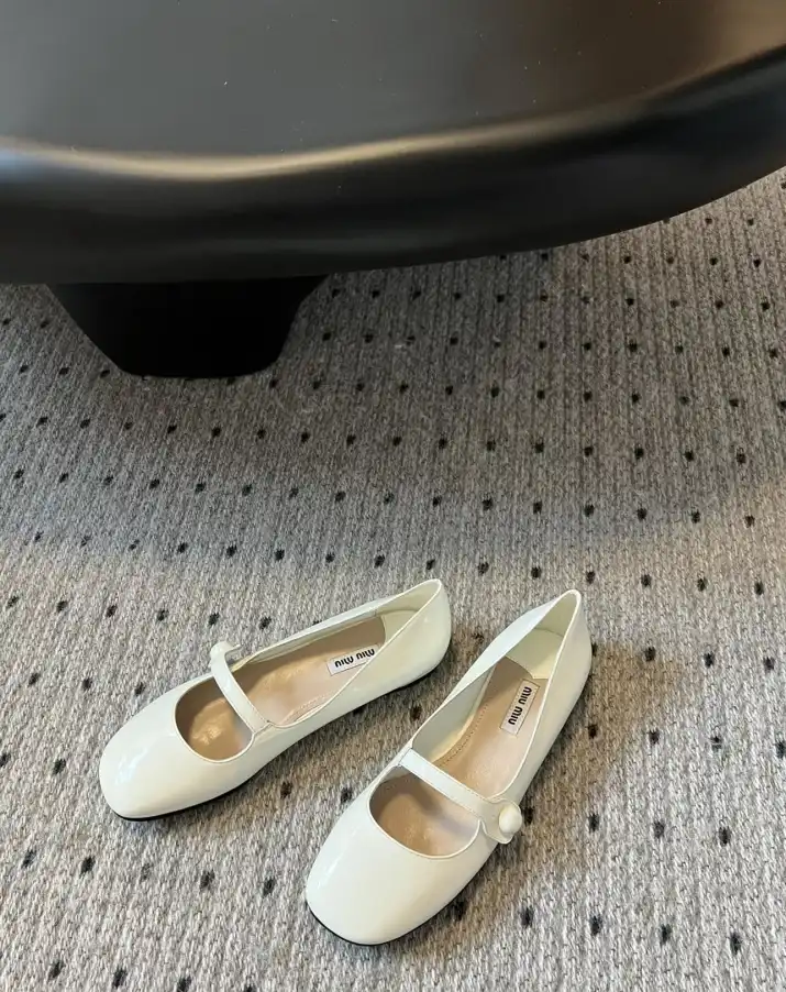 hype Miu Miu flat shoes