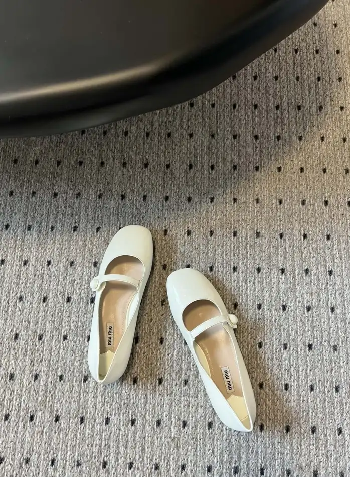 hype Miu Miu flat shoes