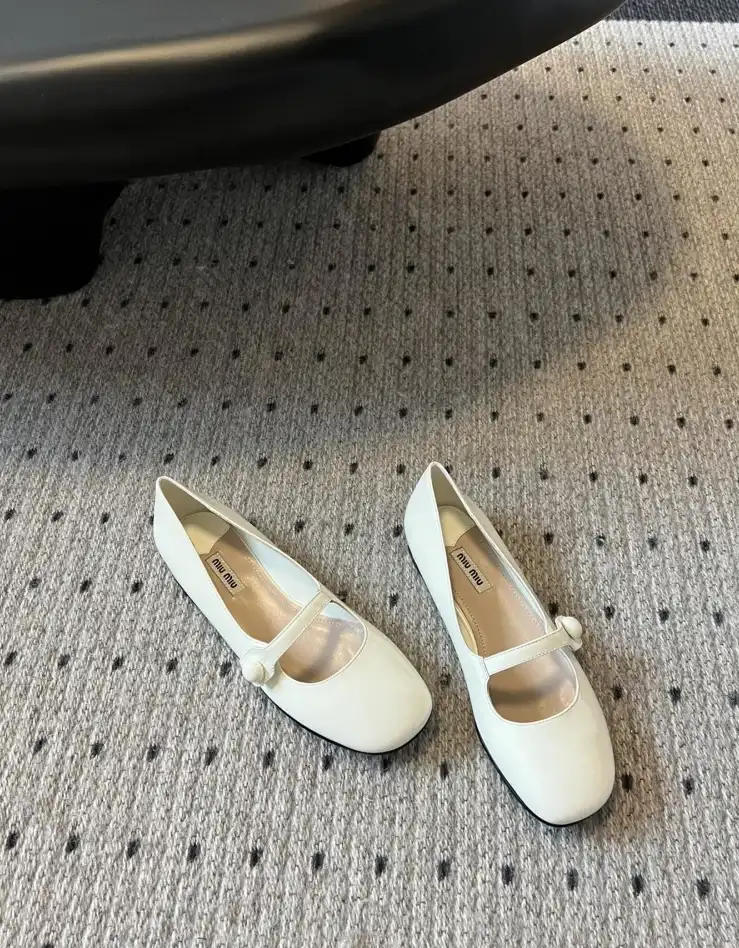 hype Miu Miu flat shoes