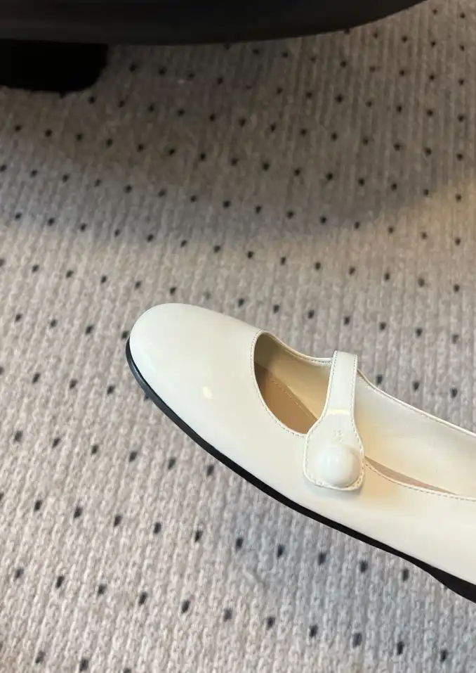 hype Miu Miu flat shoes