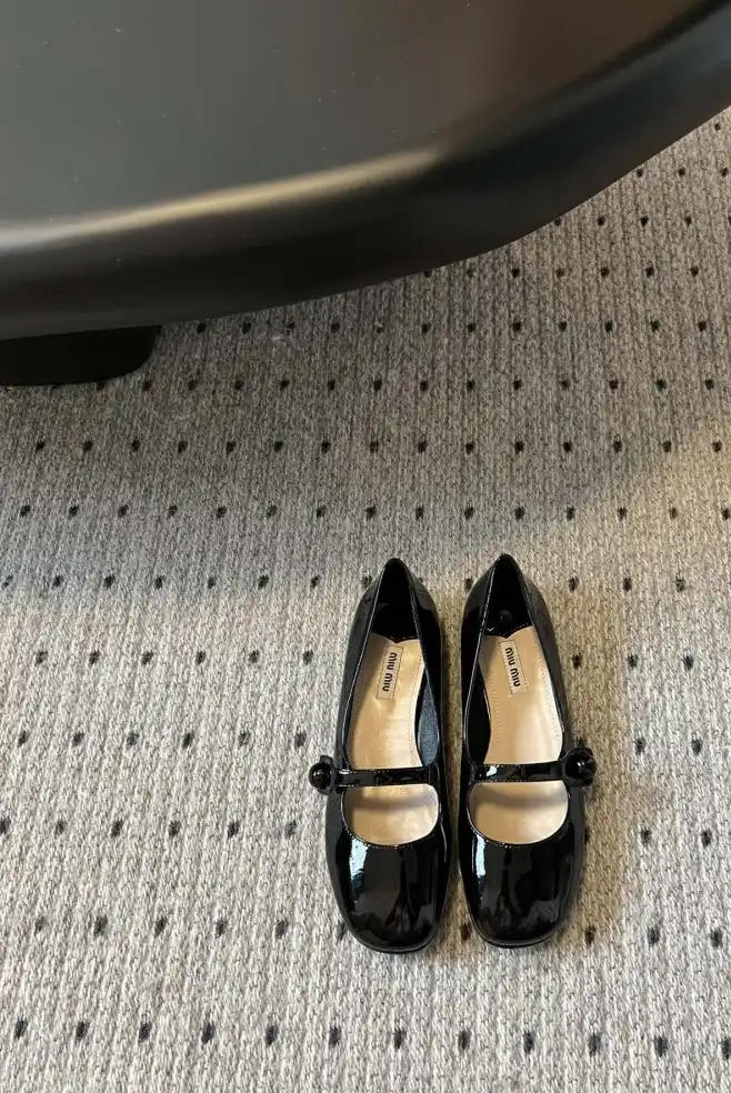 hype Miu Miu flat shoes