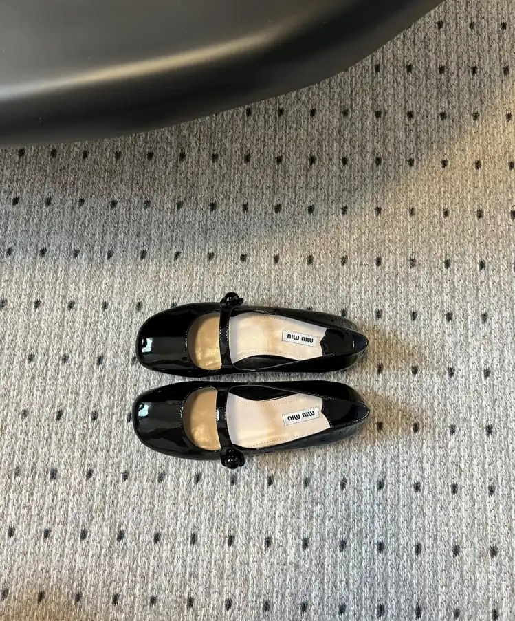 hype Miu Miu flat shoes