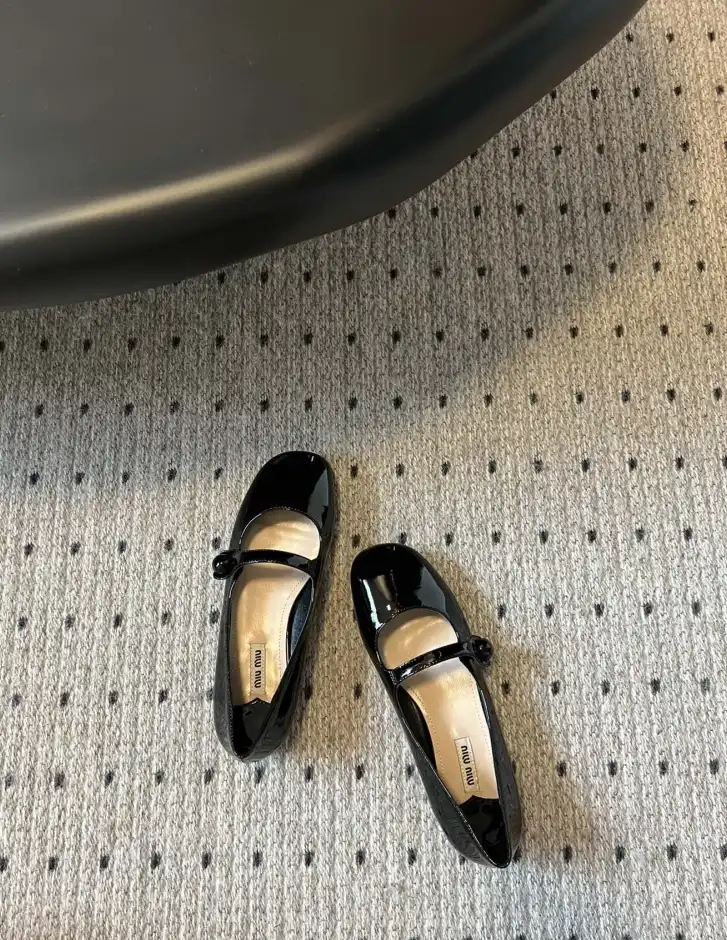 hype Miu Miu flat shoes