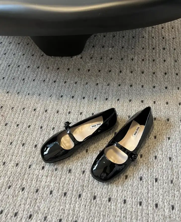 hype Miu Miu flat shoes