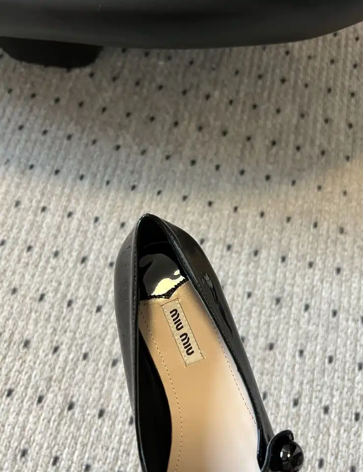 hype Miu Miu flat shoes