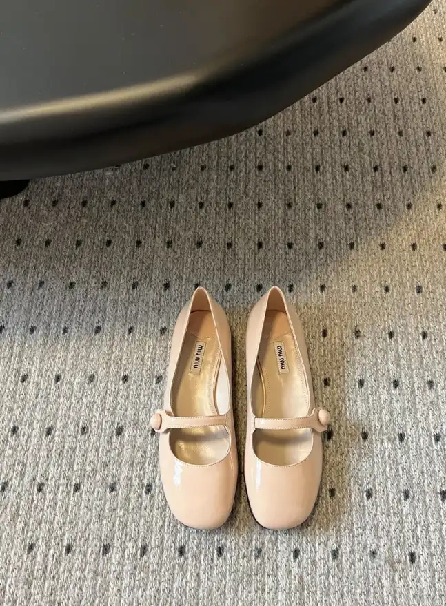 hype Miu Miu flat shoes