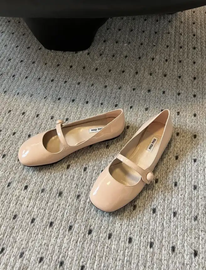 hype Miu Miu flat shoes