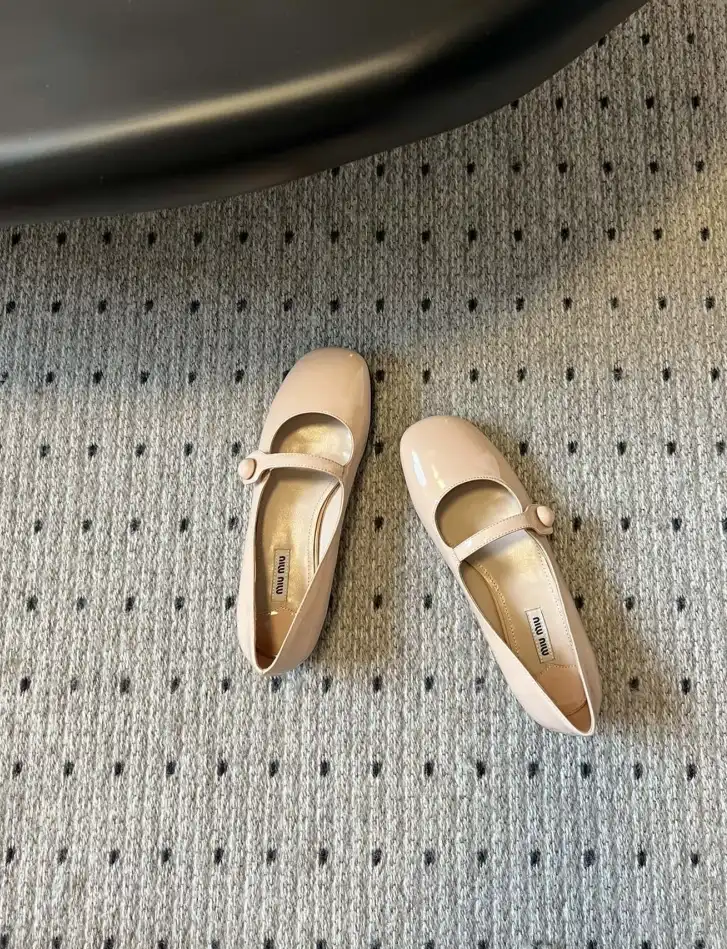 hype Miu Miu flat shoes