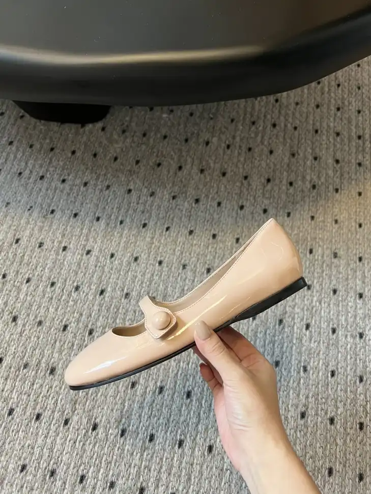 hype Miu Miu flat shoes