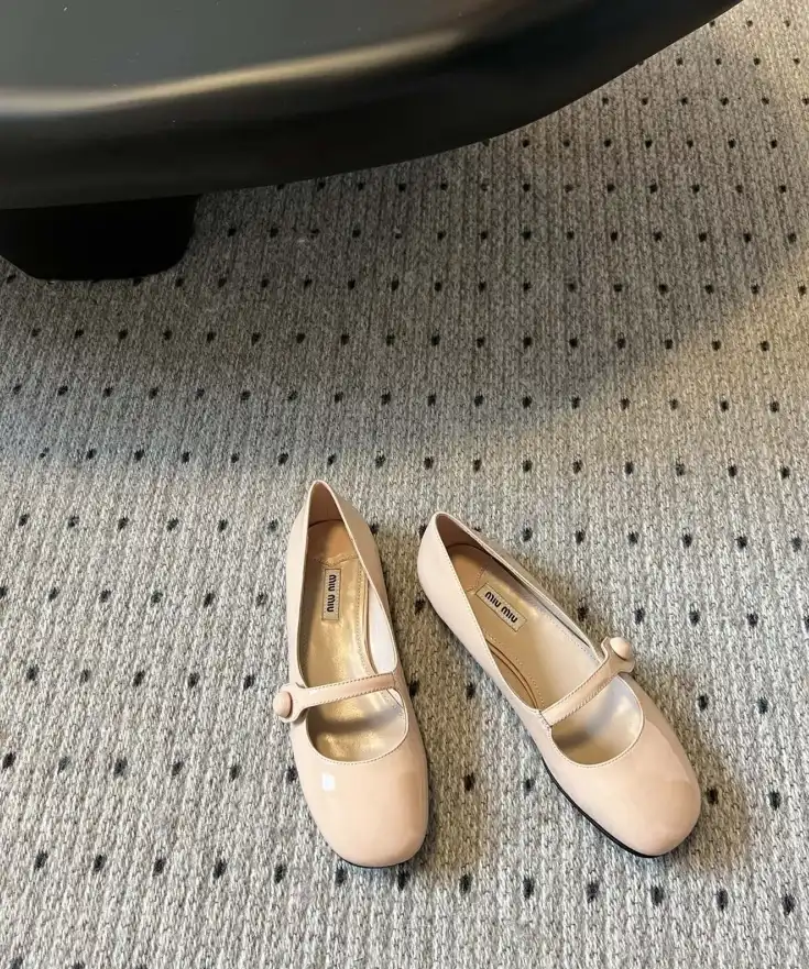 hype Miu Miu flat shoes