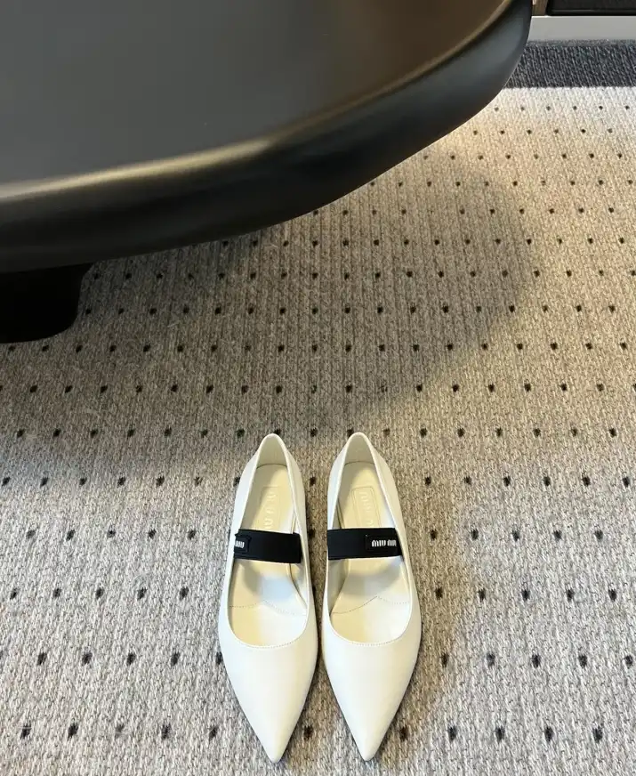 hype Miu Miu flat shoes