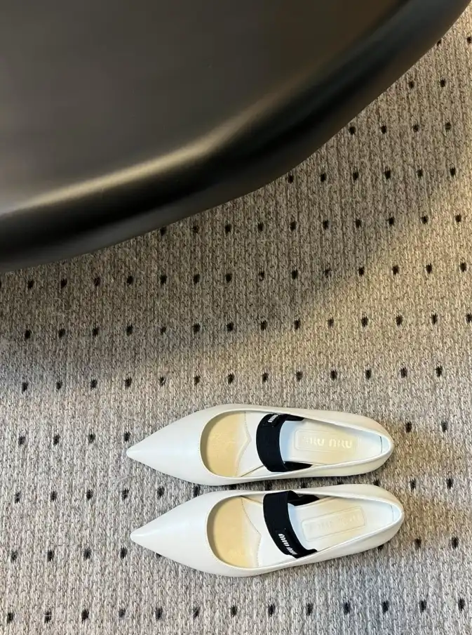 hype Miu Miu flat shoes