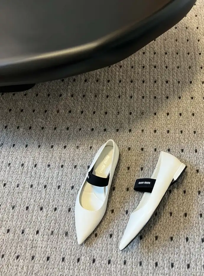 hype Miu Miu flat shoes