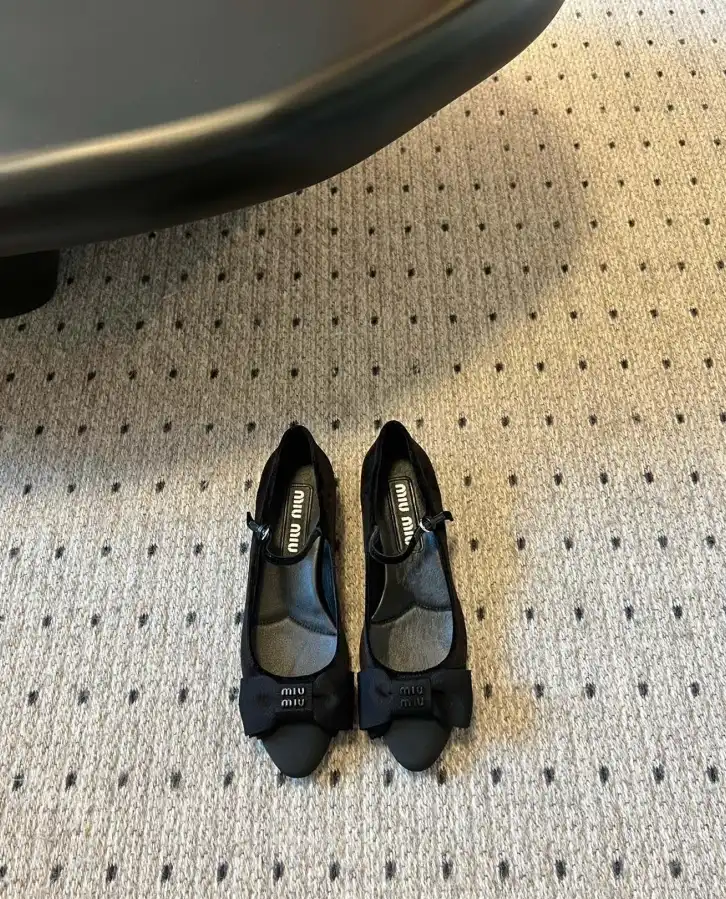 hype Miu Miu flat shoes