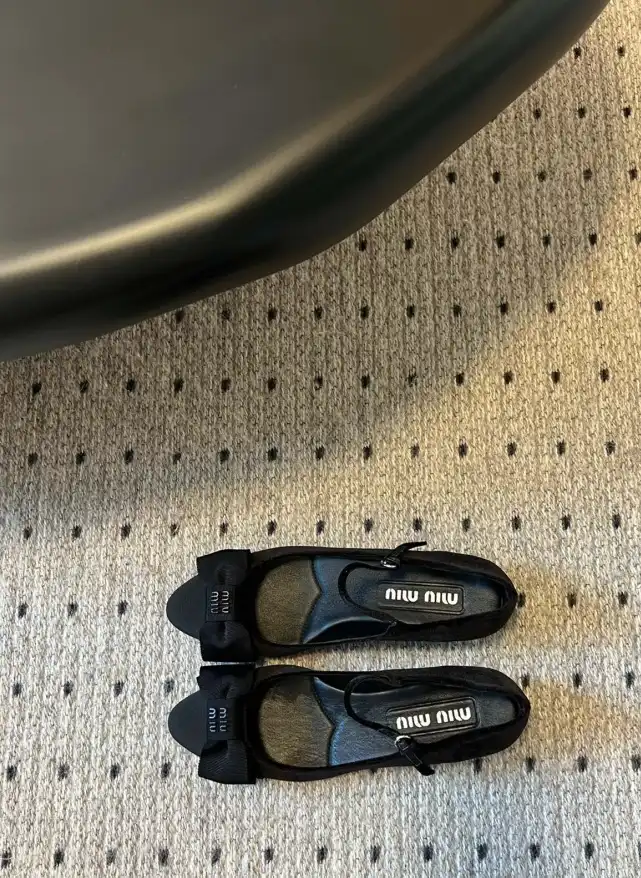 hype Miu Miu flat shoes