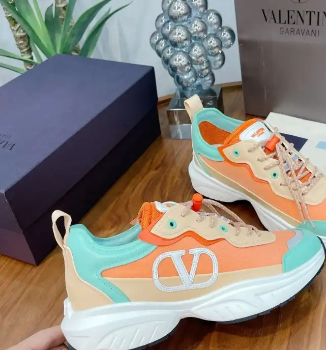 hype Valentino Sneakers