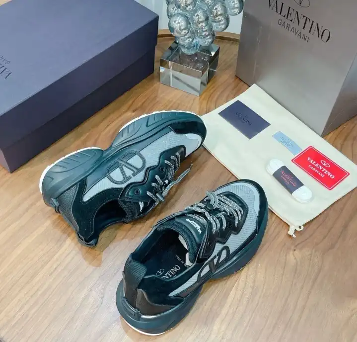 hype Valentino Sneakers