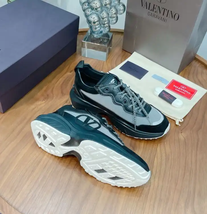 hype Valentino Sneakers