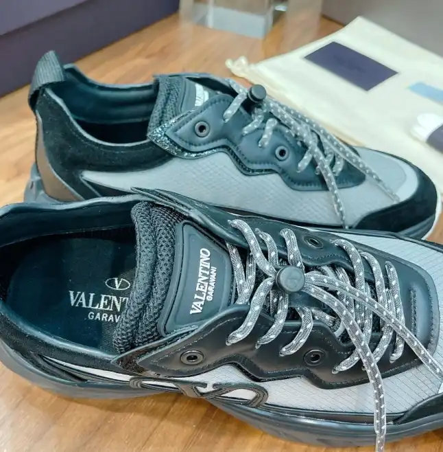 hype Valentino Sneakers