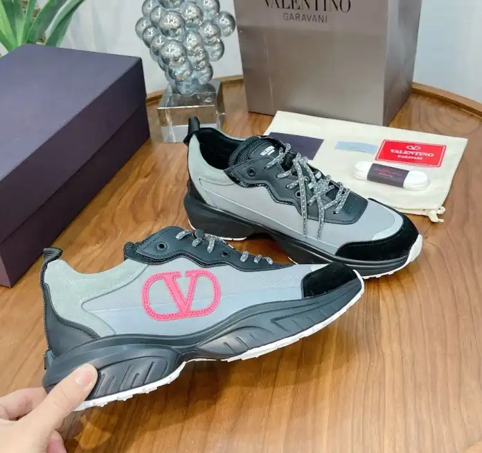 hype Valentino Sneakers