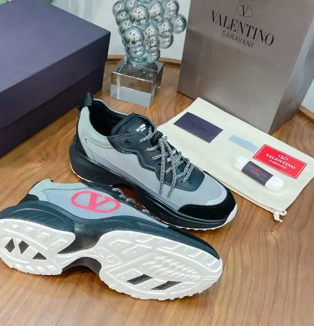 hype Valentino Sneakers