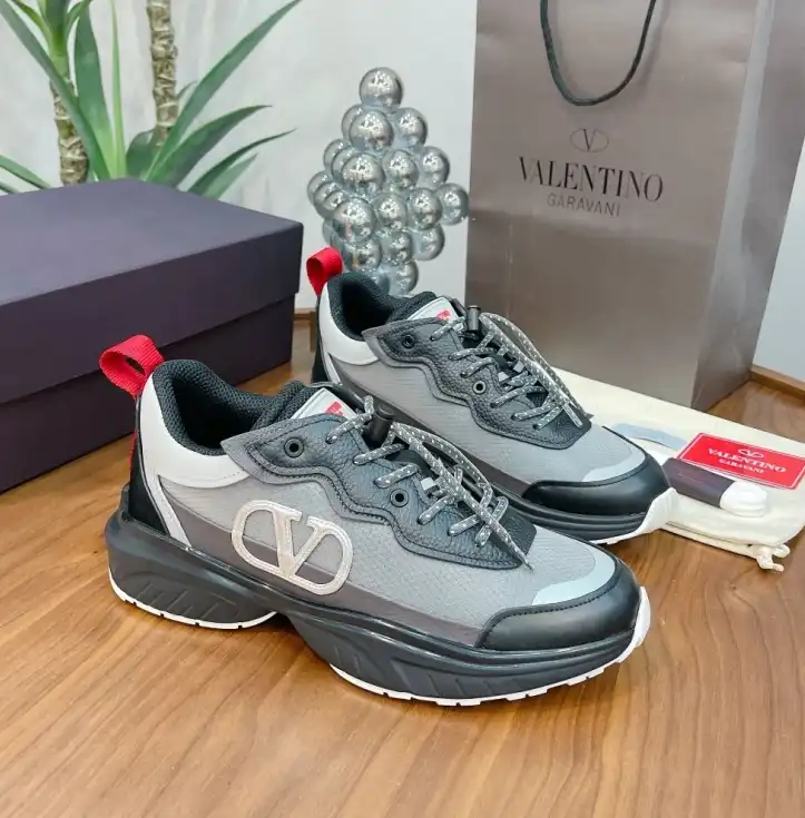 hype Valentino Sneakers