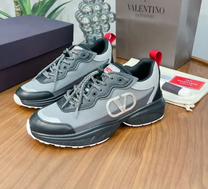 hype Valentino Sneakers