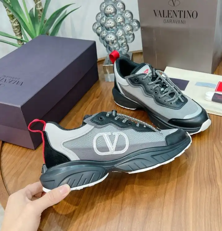 hype Valentino Sneakers