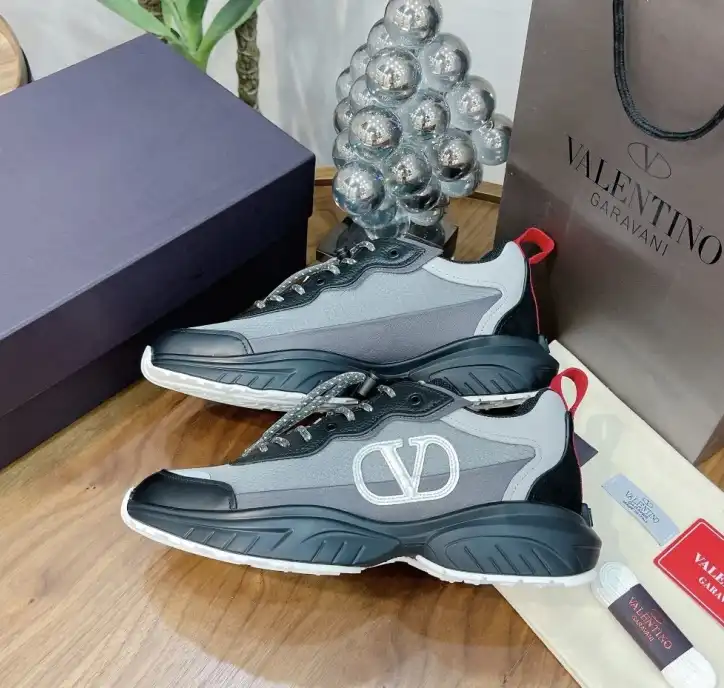 hype Valentino Sneakers