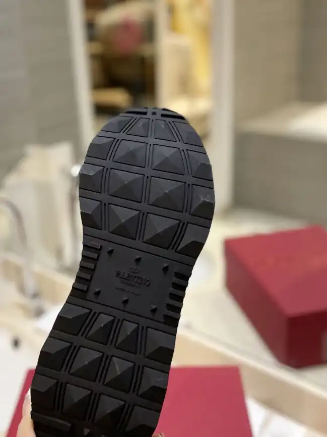 hype Valentino Sneakers