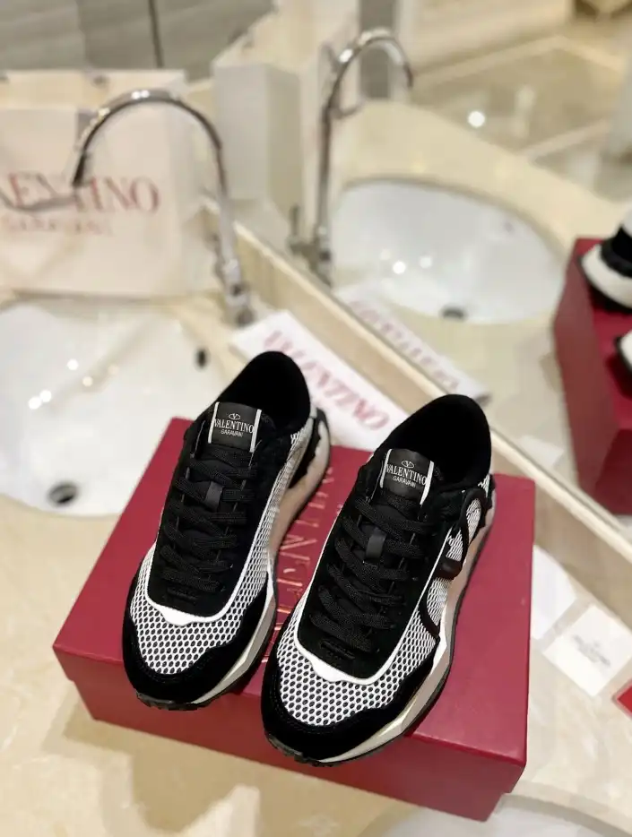 hype Valentino Sneakers