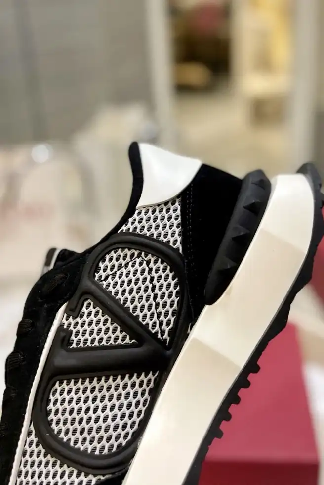 hype Valentino Sneakers