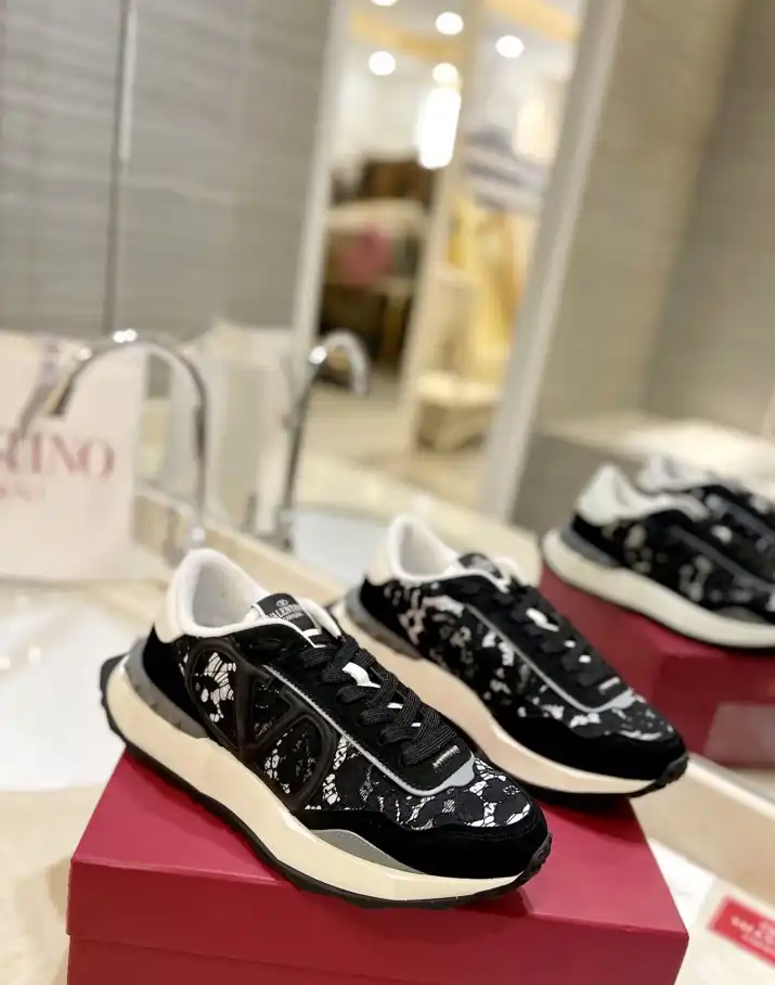 hype Valentino Sneakers