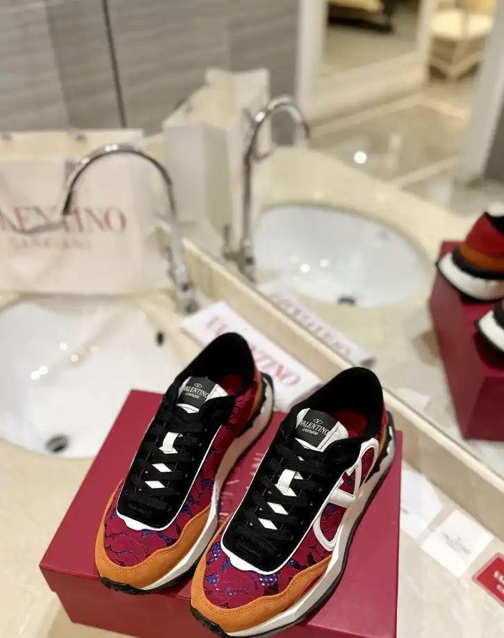 hype Valentino Sneakers